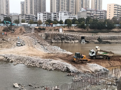 紅安縣防汛抗旱指揮部辦公室檢查南門河閘樞紐加固工程施工現場及防汛準備工作