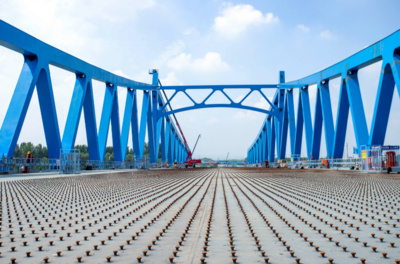 濟南東繞城改擴建項目小清河特大橋東幅鋼桁箱梁頂推完成