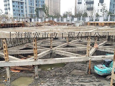 出租上海日立ZX200混凝土支撐梁鎬頭破碎機/上海橋梁拆除.上海拆除房屋鋼結構建筑